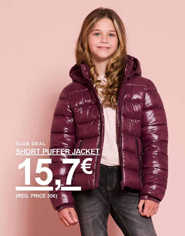 Kind in einer kurzen, bordeauxroten Pufferjacke mit Kapuze. CLUB DEAL – SHORT PUFFER JACKET 15,70 € (REG. PRICE 30 €).