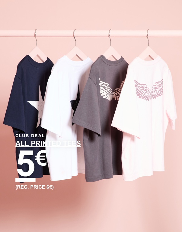 Vier bedruckte Kinder-T-Shirts in verschiedenen Farben hängen auf Kleiderbügeln. CLUB DEAL – ALL PRINTED TEES 5 € (REG. PRICE 6 €).