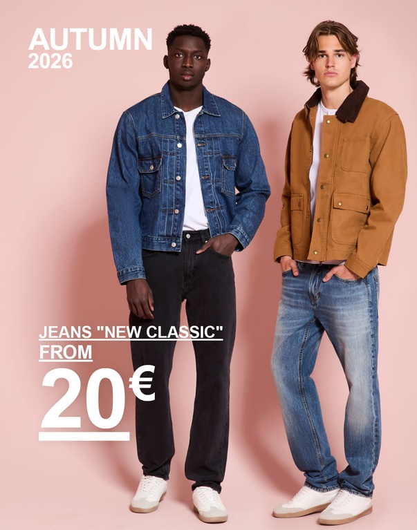 Zwei männliche Models präsentieren Jeans vor einem rosafarbenen Hintergrund. Ein Model trägt eine blaue Jeansjacke mit dunkler Jeans, das andere eine braune Jacke mit heller Jeans. Jeans „New Classic“ ab 20 €.