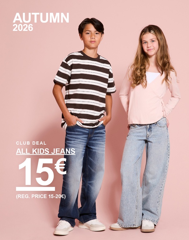 Drei Kinder tragen Jeans in verschiedenen Waschungen und Passformen. AUTUMN 2026 – CLUB DEAL – ALL KIDS JEANS 15 € (REG. PRICE 15–20 €).
