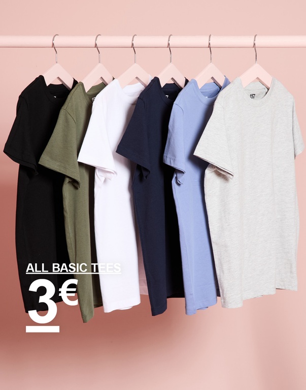 Basic-T-Shirts für Kinder in verschiedenen Farben hängen an einer Kleiderstange. ALL BASIC TEES 3€.