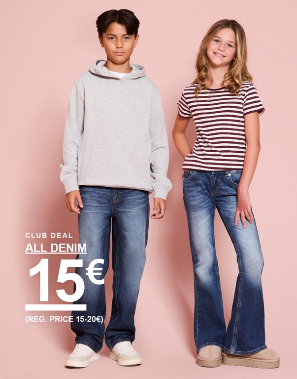 Ein Junge und ein Mädchen tragen Jeans in verschiedenen Passformen und Waschungen. CLUB DEAL – ALL DENIM 15€ (regulärer Preis 15–20€).