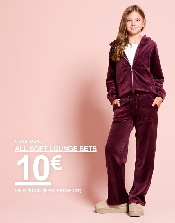 Ein Mädchen trägt ein bordeauxrotes, weiches Lounge-Set mit Kapuzenjacke und Hose. CLUB DEAL – ALL SOFT LOUNGE SETS 10€ pro Teil (regulärer Preis 12€).
