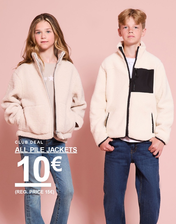 Ein Mädchen und ein Junge tragen helle Pile-Jacken. AUTUMN 2026 – CLUB DEAL – ALL PILE JACKETS 10€ (regulärer Preis 15€).