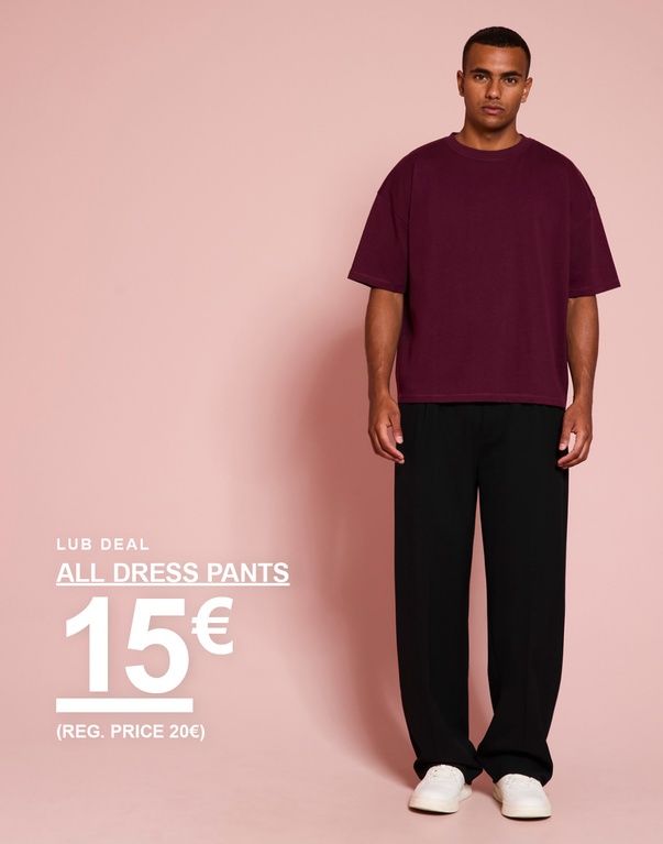 Mann in bordeauxrotem T-Shirt und schwarzer Stoffhose. Kampagnentext: "CLUB DEAL ALL DRESS PANTS 15€ (REG. PRICE 20€)"