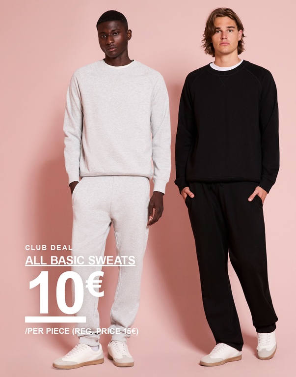 Zwei Männer in grauen und schwarzen Sweat-Looks. Kampagnentext: "CLUB DEAL ALL BASIC SWEATS 10€ /PER PIECE (REG. PRICE 15€)"