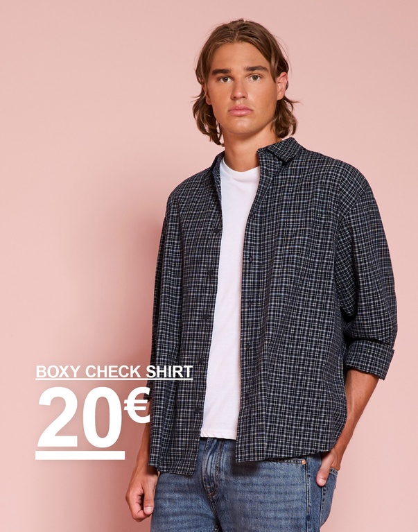 Mann in kariertem Hemd, weißem T-Shirt und Jeans. Kampagnentext: "BOXY CHECK SHIRT 20€"