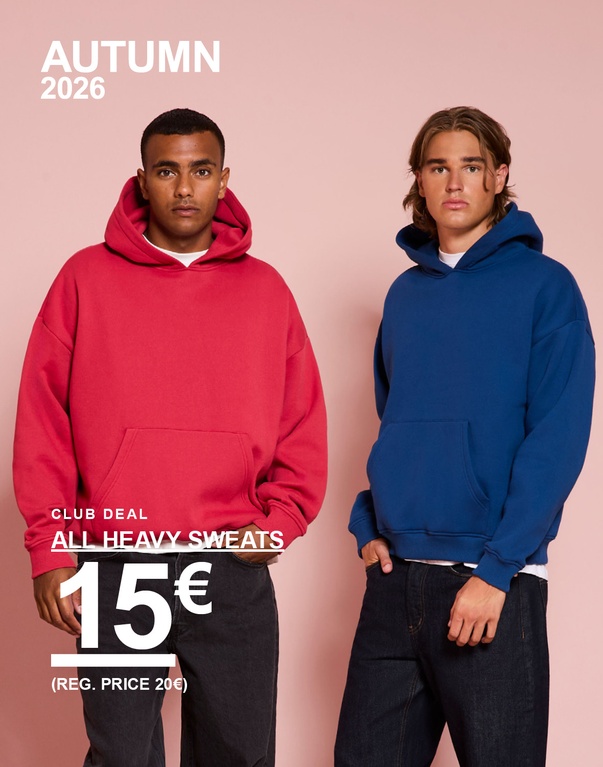 Zwei Männer in roten und blauen Hoodies. CLUB DEAL – ALL HEAVY SWEATS 15 € (REG. PRICE 20 €).