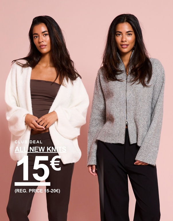 Zwei Mädchen in Strickpullovern, eine in Dunkelblau mit Off-Shoulder-Schnitt und eine in Grau mit Reißverschluss. Kampagnentext: „ALL NEW KNITS 15€ (UVP 15–20€)“