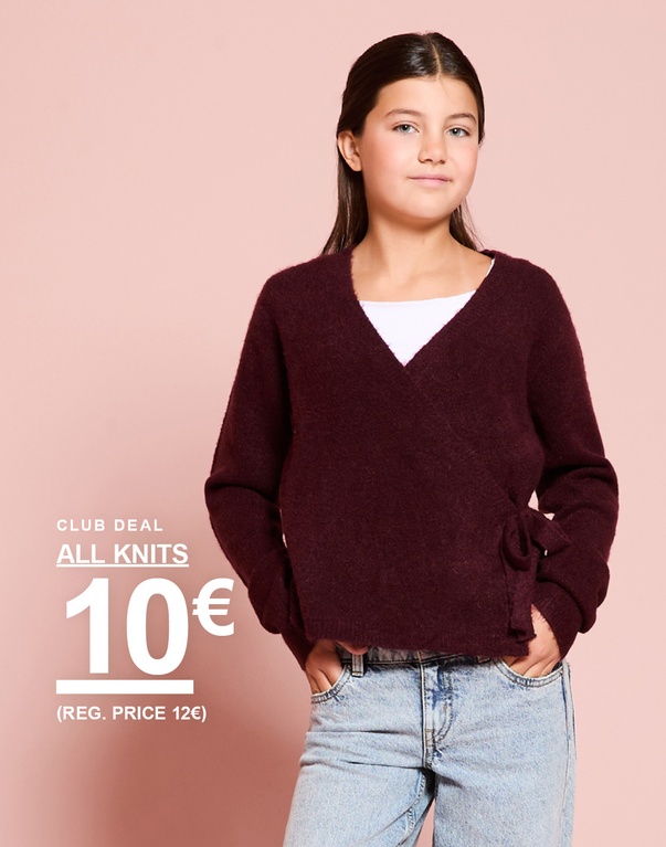 Tyttö viininpunaisessa neuleessa. CLUB DEAL – ALL KNITS 10€ (norm. hinta 12€).