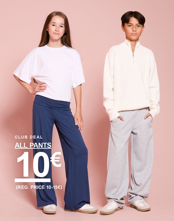 Tyttö ja poika housuissa. CLUB DEAL – ALL PANTS 10€ (norm. hinta 10–15€).