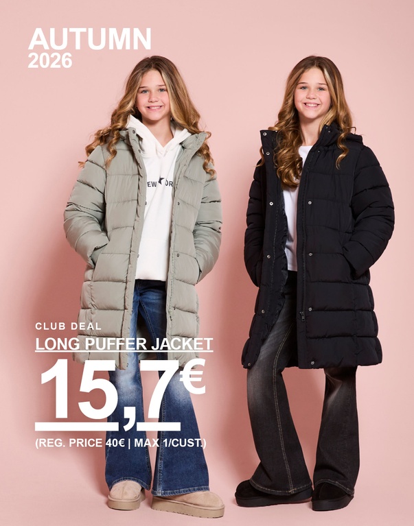 Twee meisjes in lange gewatteerde jassen in beige en zwart. CLUB DEAL – LONG PUFFER JACKET 15,7€ (normale prijs 40€, max. 1 per klant).