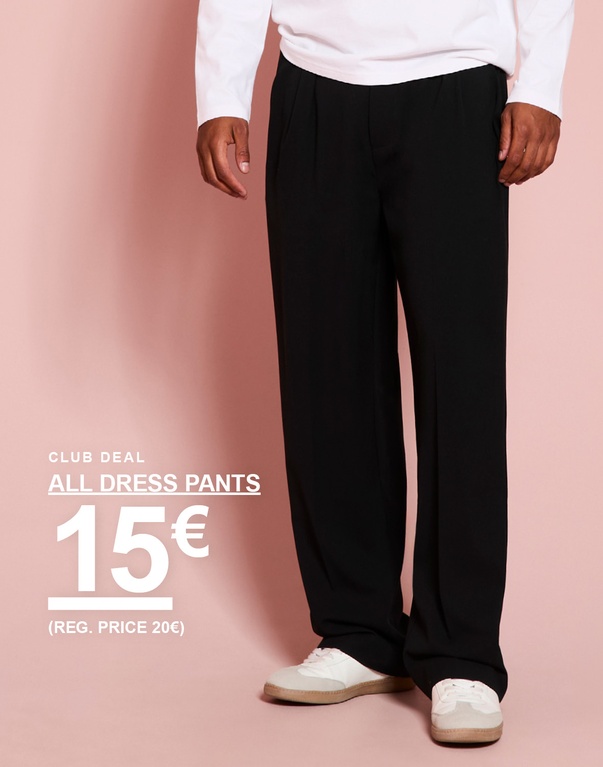 Man in een zwarte pantalon en witte top. Campagnetekst: “CLUB DEAL ALL DRESS PANTS 15€ (REG. PRICE 20€)”.