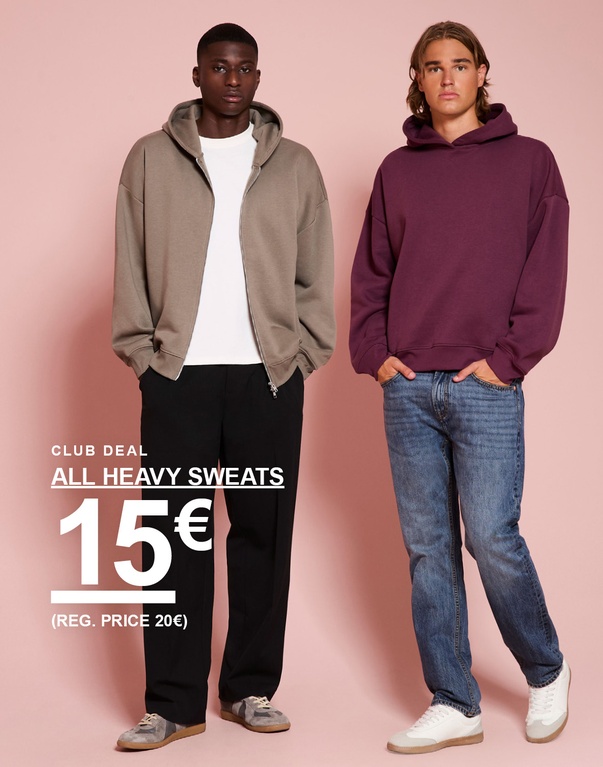 Twee mannen in een beige zip hoodie en bordeauxrode hoodie. Campagnetekst: “CLUB DEAL ALL HEAVY SWEATS 15€ (REG. PRICE 20€)”.