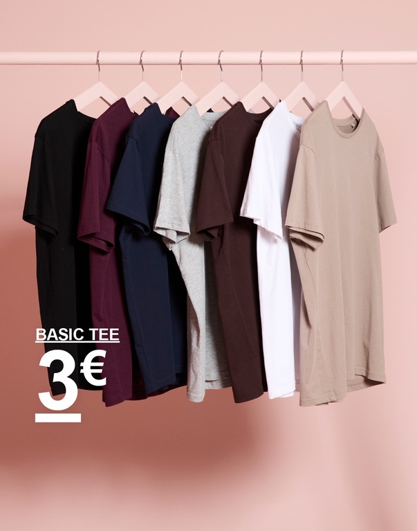 T-shirts in verschillende kleuren aan hangers. Campagnetekst: “BASIC TEE 3€”.