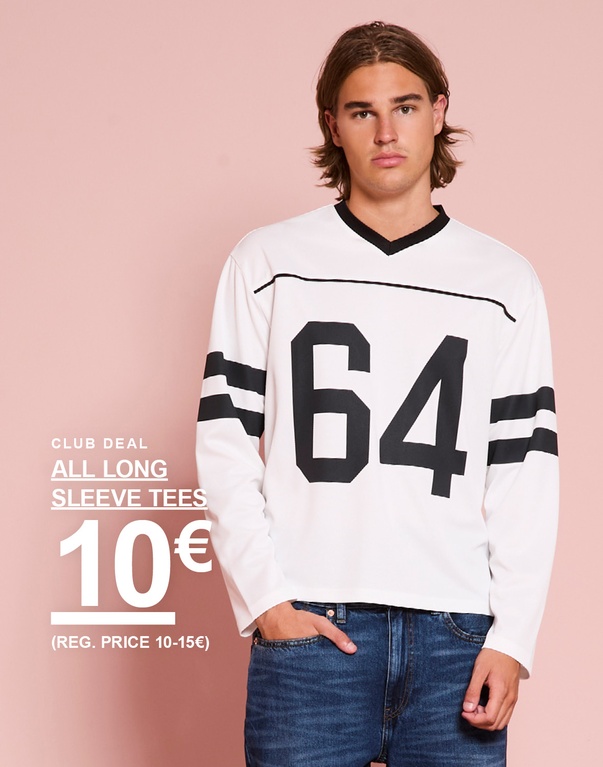 Man in een wit T-shirt met lange mouwen en zwarte print. Campagnetekst: “CLUB DEAL ALL LONG SLEEVE TEES 10€ (REG. PRICE 10-15€)”.