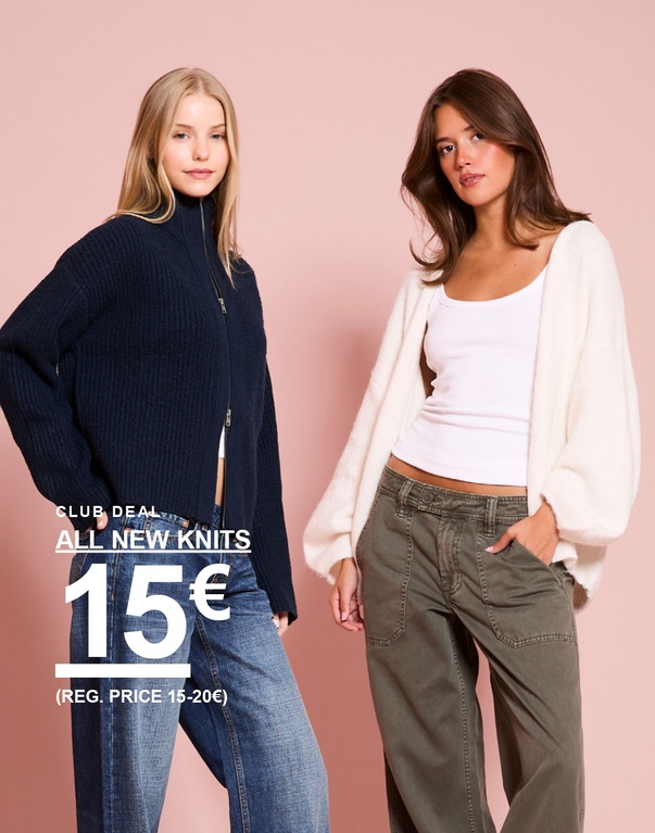 Twee meiden in knitwear, één in donkerblauw en één in offwhite. Campagnetekst: ‘ALL NEW KNITS, 15€ (VAN 15–20€)’.