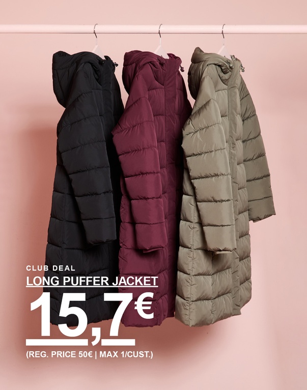 Kolme pitkää puffer-takkia mustana, burgundynpunaisena ja beigenä. Kampanjateksti: ”CLUB DEAL, LONG PUFFER JACKET, 15,7€ (OVH 50€ | MAX. 1/ASIAKAS)”.