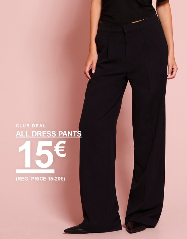 Meid in zwarte pantalons met wijde pijpen. Campagnetekst: ‘ALL DRESS PANTS, 15€ (VAN 15–20€)’.