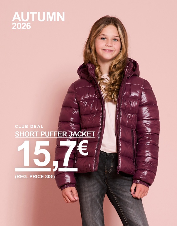 Kaksi tyttöä topatuissa takeissa, burgundy ja mustan värisinä. CLUB DEAL – SHORT PUFFER JACKET 15,7€ (normaalihinta 30€).