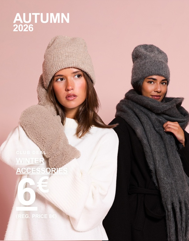 Zwei Frauen mit weißer Mütze und braunen Ohrenschützern. Kampagnentext: “CLUB DEAL WINTER ACCESSORIES 6 € (REG. PRICE 8 €)”.