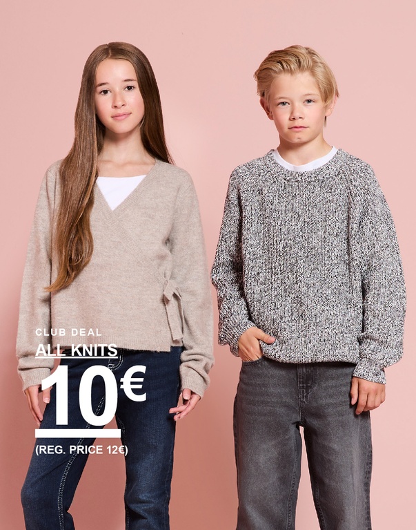 Zwei Mädchen und ein Junge in Strickpullovern und Strickjacken. AUTUMN 2026 – CLUB DEAL: ALL KNITS 10€ (regulärer Preis 12€).
