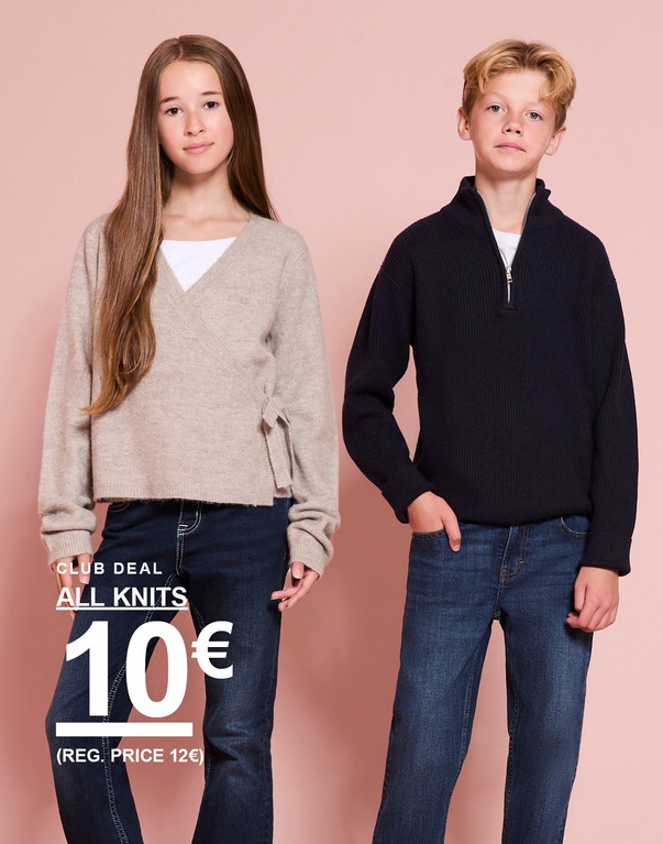 Zwei Mädchen und ein Junge in Strickpullovern und Strickjacken. AUTUMN 2026 – CLUB DEAL: ALL KNITS 10€ (regulärer Preis 12€).