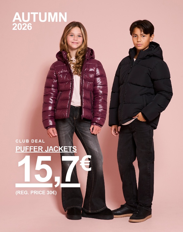 Mädchen in einer bordeauxroten Pufferjacke und Junge in einer schwarzen Pufferjacke. AUTUMN 2026 – CLUB DEAL: PUFFERJACKEN 15,7€ (regulärer Preis 30€).
