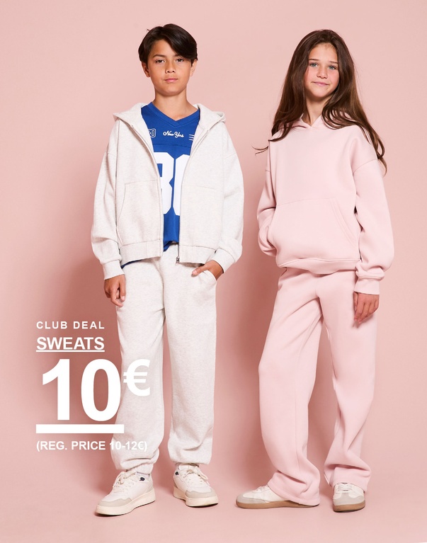 Junge in einem grauen Sweatset und Mädchen in einem rosa Sweatset. CLUB DEAL: SWEATS 10€ (regulärer Preis 10–12€).