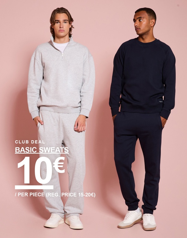 Zwei Männer in passenden Sweatshirts und Hosen in Hellgrau und Dunkelblau. Kampagnentext: "CLUB DEAL BASIC SWEATS 10€ / PER PIECE (REG. PRICE 15-20€)".