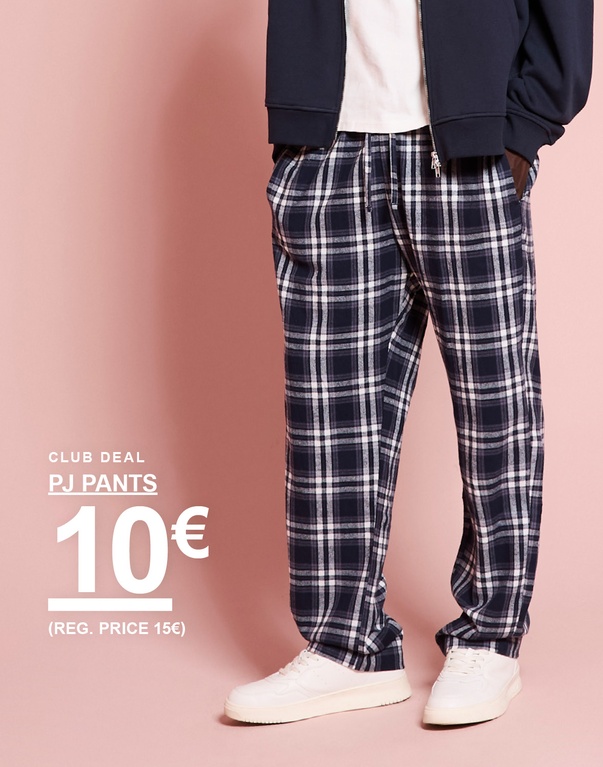 Mann in einem dunkelblauen Hoodie und einer karierten Pyjamahose. Kampagnentext: "CLUB DEAL PJ PANTS 10€ (REG. PRICE 15€)".