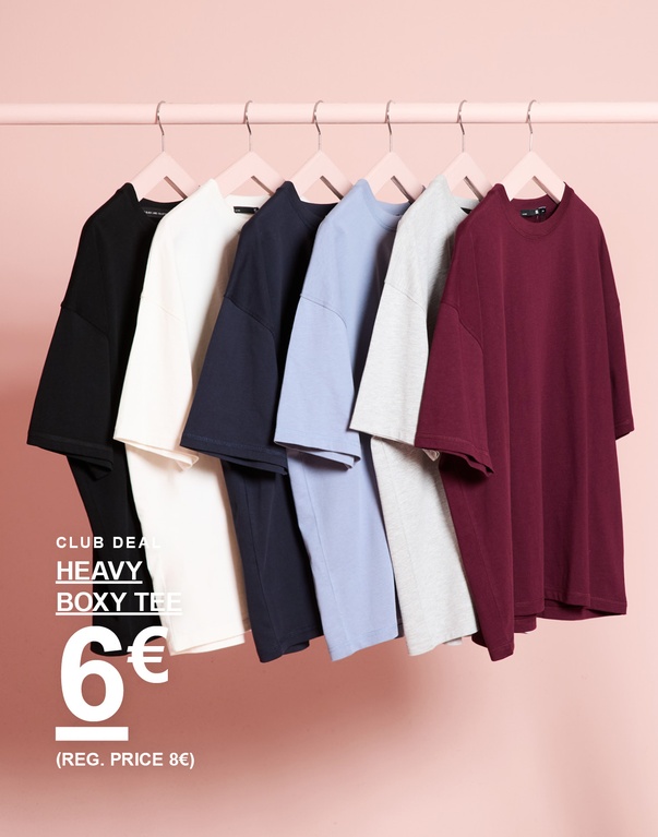 Sechs Heavy Boxy T-Shirts in Schwarz, Weiß, Dunkelblau, Hellblau, Grau und Bordeauxrot. Kampagnentext: "CLUB DEAL HEAVY BOXY TEE 6€ (REG. PRICE 8€)".