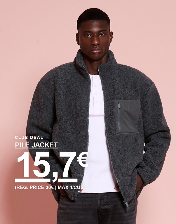 Mann in einer dunkelgrauen Pilejacke und dunklen Jeans. Kampagnentext: "CLUB DEAL PILE JACKET 15,7€ (REG. PRICE 30€ | MAX 1/CUST.)".