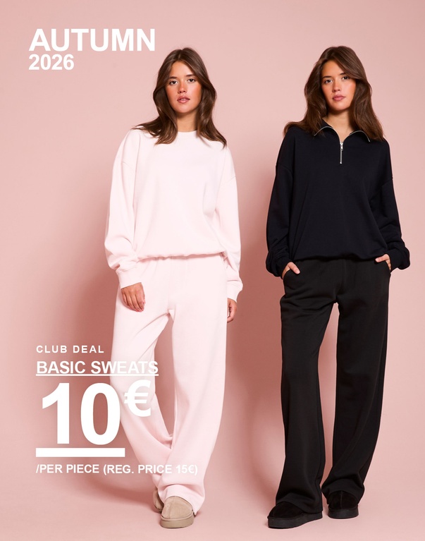 Kolme tyttöä basic collegeasuissa, tummansinisessä, vaaleanpunaisessa ja harmaassa. Kampanjateksti: ”BASIC SWEATS 10€/KPL (OVH 15€)”