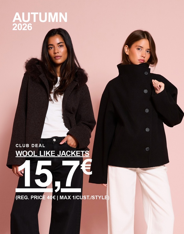 Twee vrouwen in donkerbruine en zwarte jassen. Actietekst: "CLUB DEAL, WOOL LIKE JACKETS, €15,7 (NORMALE PRIJS €40 | MAX. 1/KLANT/MODEL)".