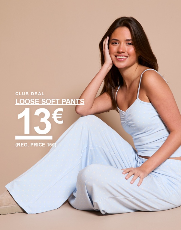 Nainen sinisessä setissä, jossa toppi ja housut valkoisilla pilkuilla. Kampanjateksti: "CLUB DEAL, LOOSE SOFT PANT, 13€ (OVH 15€)".