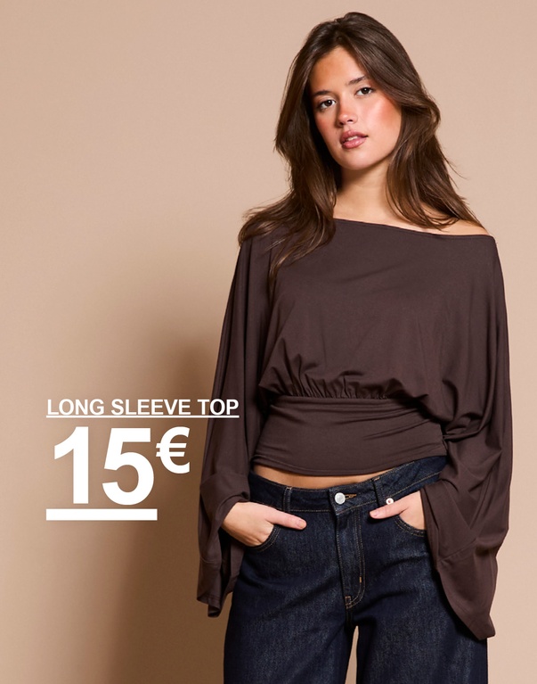 Nainen ruskeassa pitkähihaisessa topissa, jossa korostettu vyötärö, ja tummissa farkuissa. Kampanjateksti: "LONG SLEEVE TOP, 15€".
