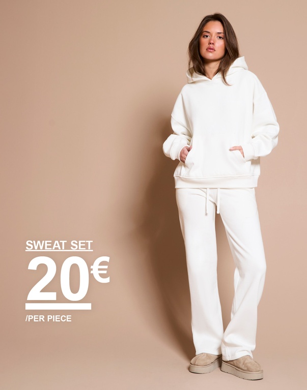 Nainen offwhite-collegesetissä, jossa huppari ja housut. Kampanjateksti: "SWEAT SET, 20€/OSA".
