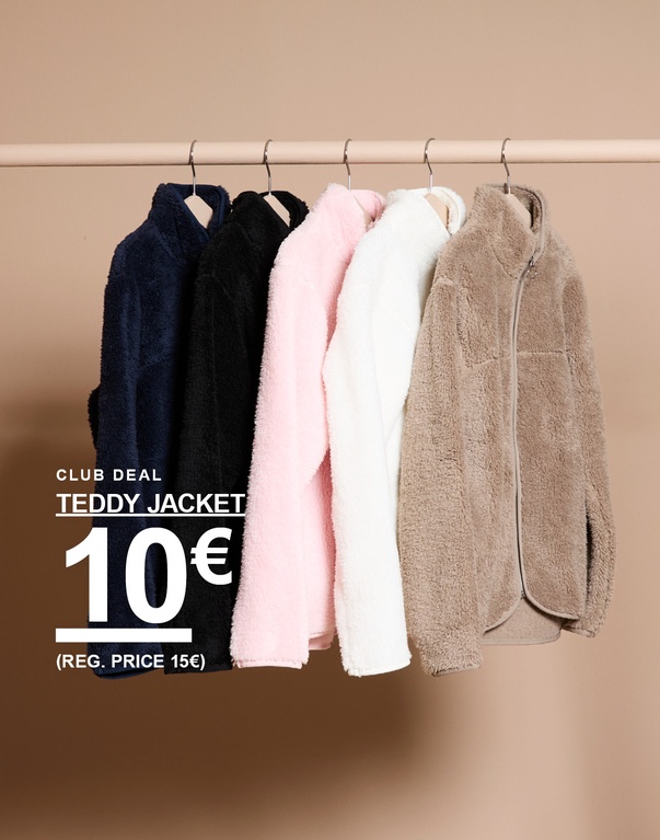 Teddy-takit tummansinisessä, mustassa, vaaleanpunaisessa, valkoisessa ja beigessä roikkuvat tangossa vaaleaa taustaa vasten. Teksti: ”Club deal”, ”Teddy jacket 10 € (reg. price 15 €)”.