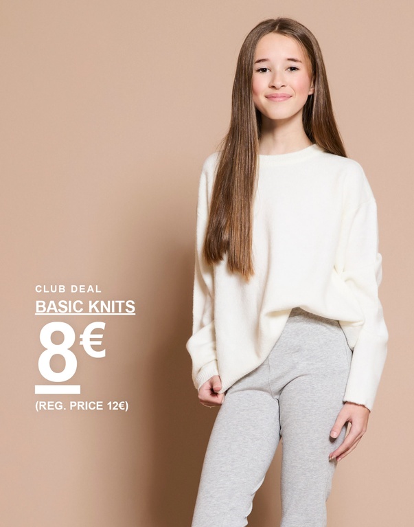 Lapsi luonnonvalkoisessa neuleessa ja harmaissa housuissa seisoo vaaleaa taustaa vasten. Teksti: ”Club deal”, ”Basic knits 8 € (reg. price 12 €)”.