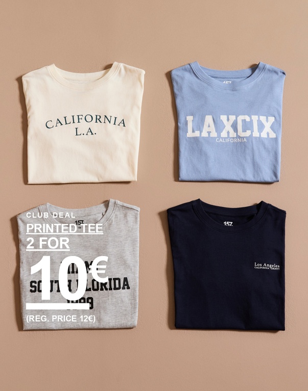 Neljä taitettua T-paitaa väreissä luonnonvalkoinen, vaaleansininen, harmaa ja tummansininen aseteltuna vaaleaa taustaa vasten. Teksti: ”Club deal”, ”Printed tee 2 for 10 € (reg. price 12 €)”.