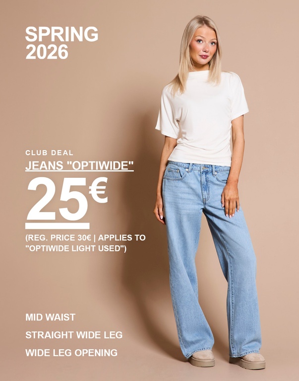 Kaksi naista valkoisissa toppeissa ja sinisissä leveälahkeisissa farkuissa. Kuvan teksti: ”FIRST NEWS. CLUB DEAL JEANS ‘OPTIWIDE’, 30€ (REG. PRICE 40€). MID RISE. WIDE LEG. WIDE LEG OPENING”.