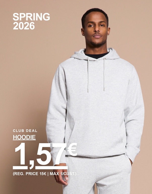 Mies vaaleanharmaassa hoodie-paidassa ja yhteensopivissa sweatpants-housuissa beigen taustan edessä. Kampanjateksti: “CLUB DEAL HOODIE 1,57€ (REG. PRICE 15€ | MAX 1/CUST.)”.