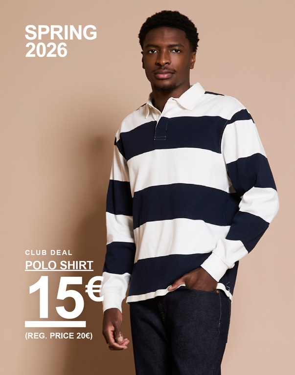 Mies raidallisessa pitkähihaisessa polo shirt -paidassa valkoisena ja tummansinisenä, tummat farkut, beigen taustan edessä. Kampanjateksti: “CLUB DEAL POLO SHIRT 15€ (REG. PRICE 20€)”.