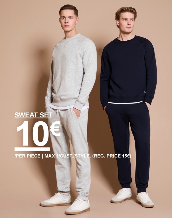 Kaksi miestä sweat set -asuissa, toinen vaaleanharmaassa ja toinen tummansinisessä, beigen taustan edessä. Kampanjateksti: SWEAT SET 10€ / PER PIECE | MAX 1/CUST./STYLE (REG. PRICE 15€)