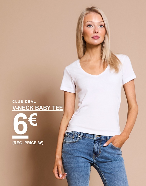 Nainen valkoisessa V-kaula-aukkoisessa baby tee -paidassa. Kampanjateksti: “CLUB DEAL, V-NECK BABY TEE, 6€ (OVH 8€)”.