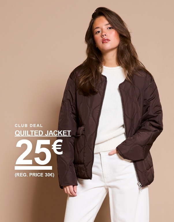 Nainen ruskeassa tikatussa takissa. Kampanjateksti: “CLUB DEAL, QUILTED JACKET, 25€ (OVH 30€)”.