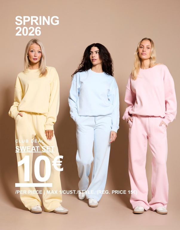 Kolme naista collegeasussa – keltainen, vaaleansininen ja vaaleanpunainen. Kampanjateksti: “SWEAT SET, 10€ (OVH 15€)”.