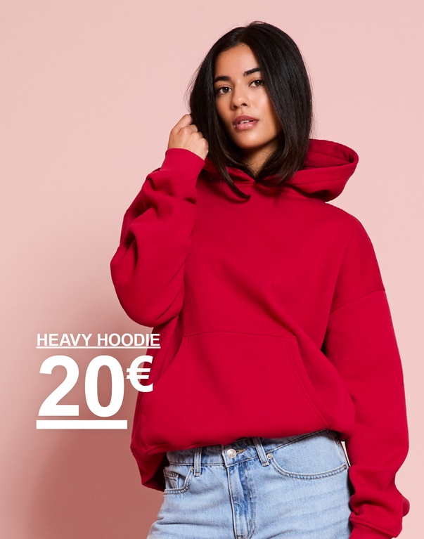 Mädchen in rotem Hoodie und hellblauer Jeans. Kampagnentext: "HEAVY HOODIE 20 €"