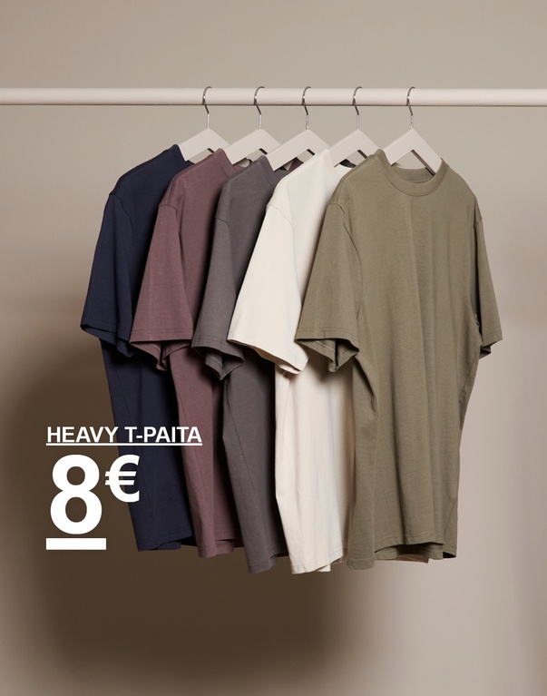 Viisi heavy t-paitaa väreissä sininen, liila, harmaa, valkoinen ja vihreä roikkuu vierekkäin. Teksti: Heavy T-paita 8 €.